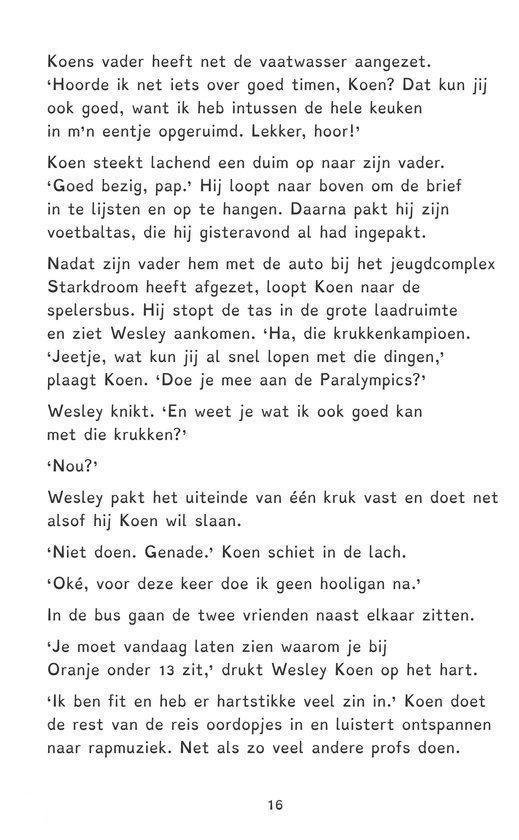Karakterillustratie van een jongen die zijn vader helpt, met voetballers op de achtergrond.