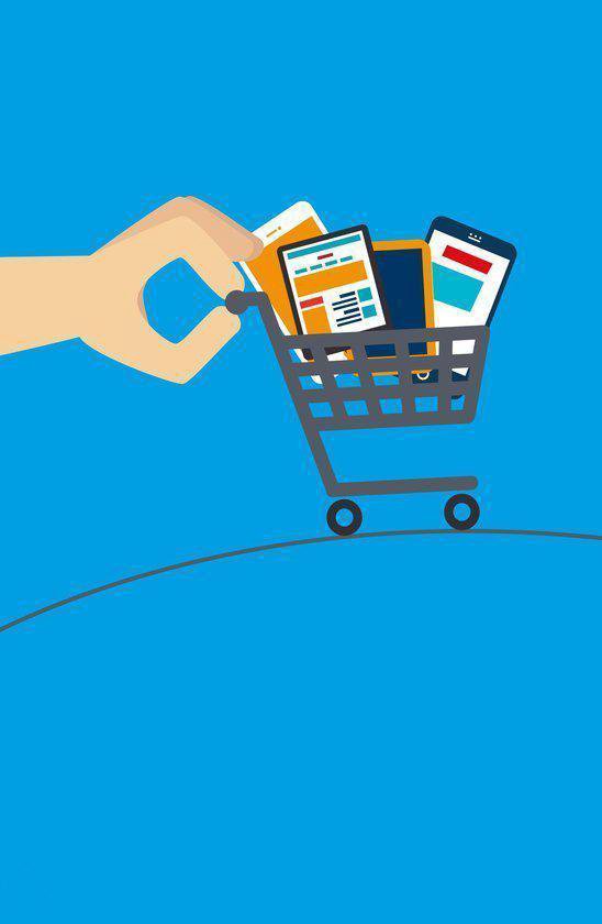 Hand die een winkelwagentje met smartphones en tablets met webshop-elementen vasthoudt, tegen een blauwe achtergrond.