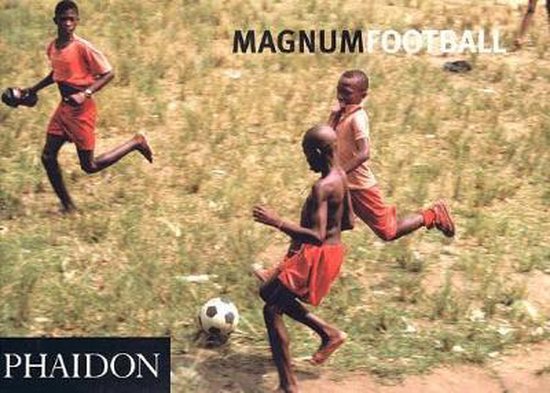 Trois garçons jouent au football en tenue rouge. Texte: MAGNUM FOOTBALL, PHAIDON.