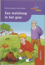 Een Molshoop In Het Gras