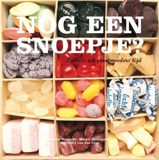Een houten kist met negen vakjes gevuld met diverse soorten snoepjes, zoals zuurtjes, dropjes, winegums, toffees en spekjes. De tekst 'NOG EEN SNOEPJE?' staat in grote letters op de afbeelding.