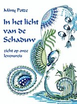 Boek 'In het licht van de Schaduw, zicht op onze levensreis' door Miny Potze, met blauwe en groene decoratieve krullen en patronen.