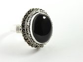 Zware bewerkte zilveren ring met onyx - maat 18