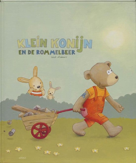 Boekcover 'Klein Konijn en de Rommelbeer'. Een bruine beer in oranje overall trekt een kruiwagen met rommel. Twee konijnen kijken toe.