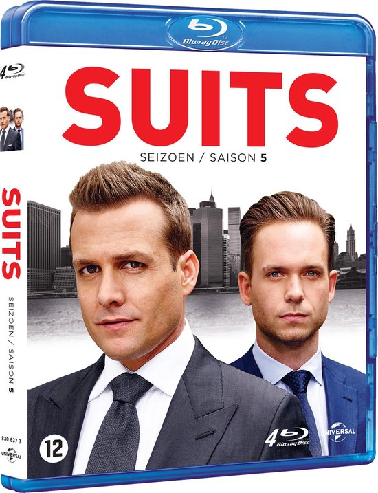 Suits Seizoen 5 Blu-ray box met Harvey Specter en Mike Ross in pakken op de voorgrond, met een stadsgezicht op de achtergrond.
