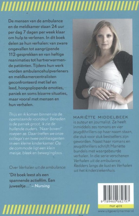 Achterkant boek met foto van Mariëtte Middelbeek. Tekst in het Nederlands. Titel 'De mensen van de ambulance'.