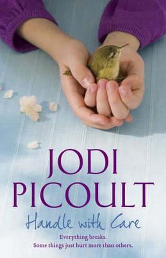 Boekomslag met de titel 'Handle with Care' van Jodi Picoult, met handen die een vogeltje vasthouden.