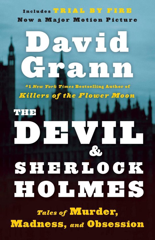 Boekhoes met de titel 'The Devil & Sherlock Holmes' door David Grann. Inclusief 'Trial by Fire'. Silhouet van het parlement op de achtergrond.