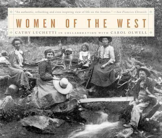 Boekomslag met de titel 'Women of the West'. Vijf vrouwen en een hond zitten buiten bij een beek.