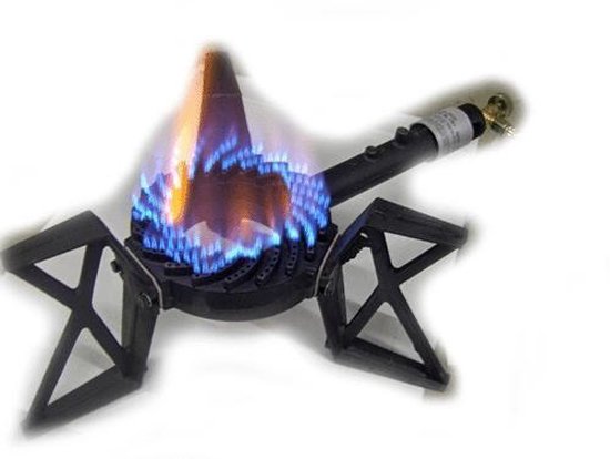 Zwarte gietijzeren gasbrander met brandende blauwe en oranje vlammen.