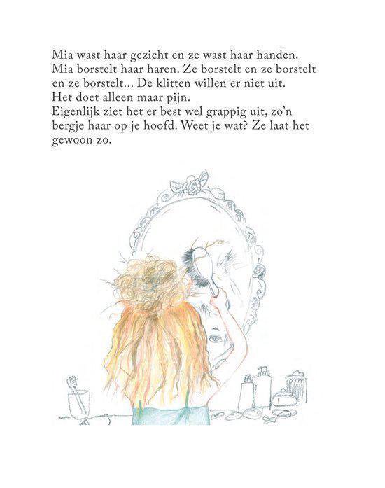 Een meisje met warrig blond haar poetst haar haar voor een spiegel met borstel.