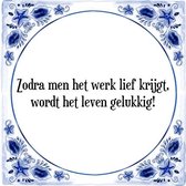 Tegeltje met Spreuk (Tegeltjeswijsheid): Zodra men het werk lief krijgt, wordt het leven gelukkig! + Kado verpakking & Plakhanger