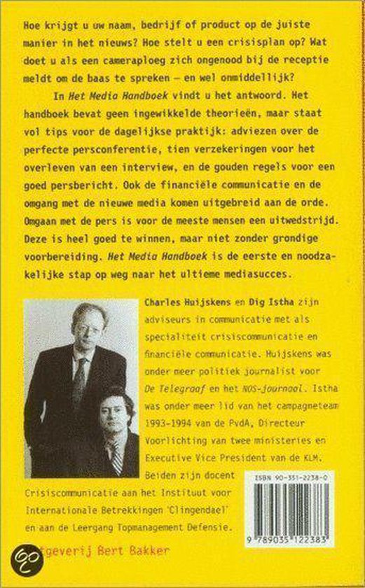 Achterkant van een boek met foto's van Charles Huijskens en Dig Iştha, en tekst over het boek 'Het Media Handboek'.