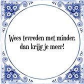 Tegeltje met Spreuk (Tegeltjeswijsheid): Wees tevreden met minder, dan krijg je meer! + Kado verpakking & Plakhanger