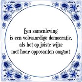 Tegeltje met Spreuk (Tegeltjeswijsheid): Een samenleving is een volwaardige democratie, als het op juiste wijze met haar opposanten omgaat + Kado verpakking & Plakhanger