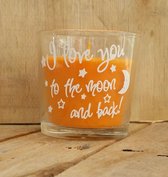 Oranje geur kaars (perziken) met de tekst: "I love you to the moon and back