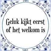 Tegeltje met Spreuk (Tegeltjeswijsheid): Geluk kijkt eerst of het welkom is + Kado verpakking & Plakhanger