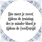 Tegeltje met Spreuk (Tegeltjeswijsheid): Hoe meer je zweet tijdens de training, des te minder bloed je tijdens de (wed)strijd + Kado verpakking & Plakhanger