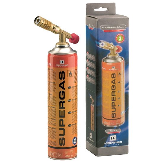 Oranje gasfles met de tekst SUPERGAS, met een messing branderkop en rode knop. Naast de fles staat de verpakking.