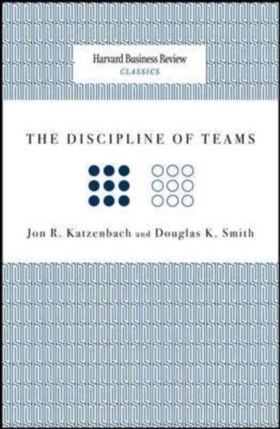 Boek "The Discipline of Teams" met op de kaft twee vierkanten: een met negen blauwe stippen en een met negen witte cirkels.