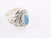 Bewerkte zilveren ring met blauwe chalcedoon - maat 18