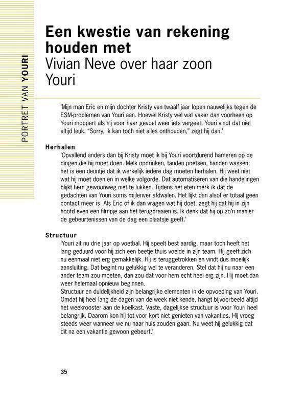 Zwart-wit foto van een moeder die naar haar zoon kijkt.