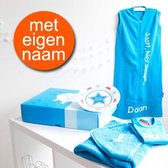 Kraamcadeau slaapzakje, bordje, t-shirt lange mouw en badcape met naam – jongen (0-2 mnd)