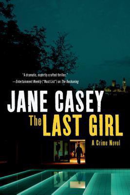 Boekcover 'The Last Girl' door Jane Casey. Een silhouet loopt een huis in bij een zwembad 's nachts. Tekst: 'The Last Girl'.