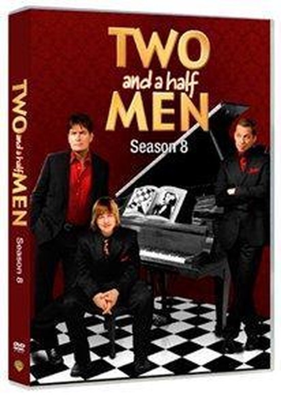 DVD-hoes van Two and a Half Men Seizoen 8 met Charlie Sheen, Jon Cryer en Angus T. Jones voor een piano.