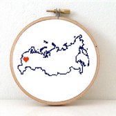 Russia borduurpakket  - geprint telpatroon om een kaart van Rusland te borduren met een hart voor Moskou  - geschikt voor een beginner