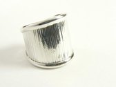 Langwerpige zilveren ring met fijne ribbelstructuur - maat 17.5