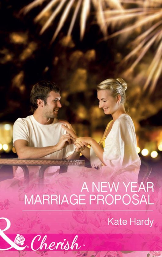 Man doet een huwelijksaanzoek aan vrouw bij vuurwerk. "A NEW YEAR MARRIAGE PROPOSAL"