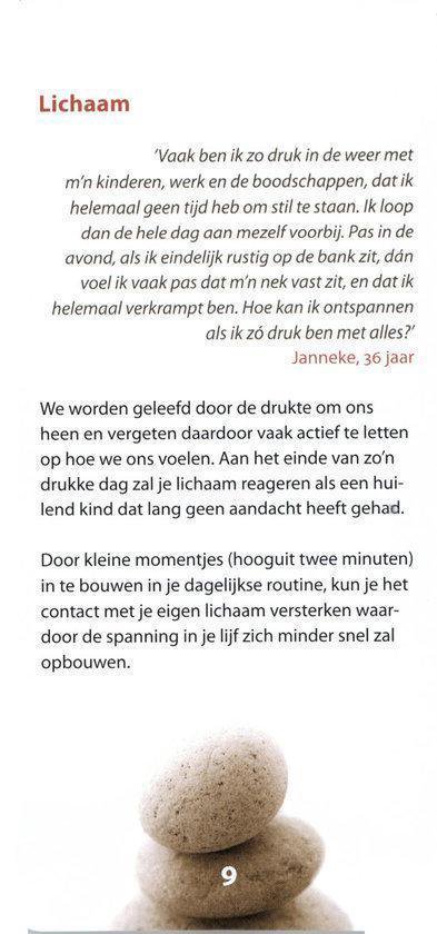 Stapel van vier ronde, platte stenen, met nummer 9 op de onderste steen.