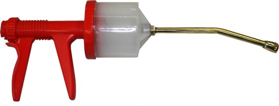 Rode spuit met doorzichtige cilinder en gebogen metalen tuit.