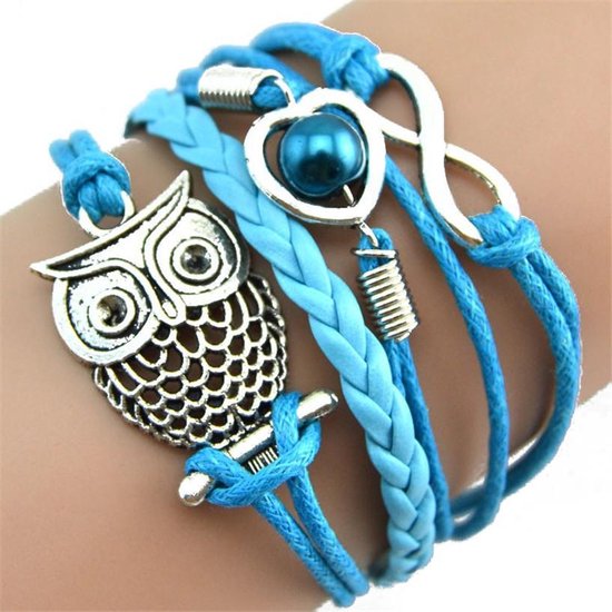 Lichtblauwe armbanden met gevlochten banden, een uiltje, hart met parel, en infinity symbool.