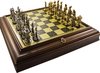 Afbeelding van het spelletje Luxe schaakset - Handbeschilderde Napoleon schaakstukken goud zilver en schaakbord met brass effect - 50 x 50 cm