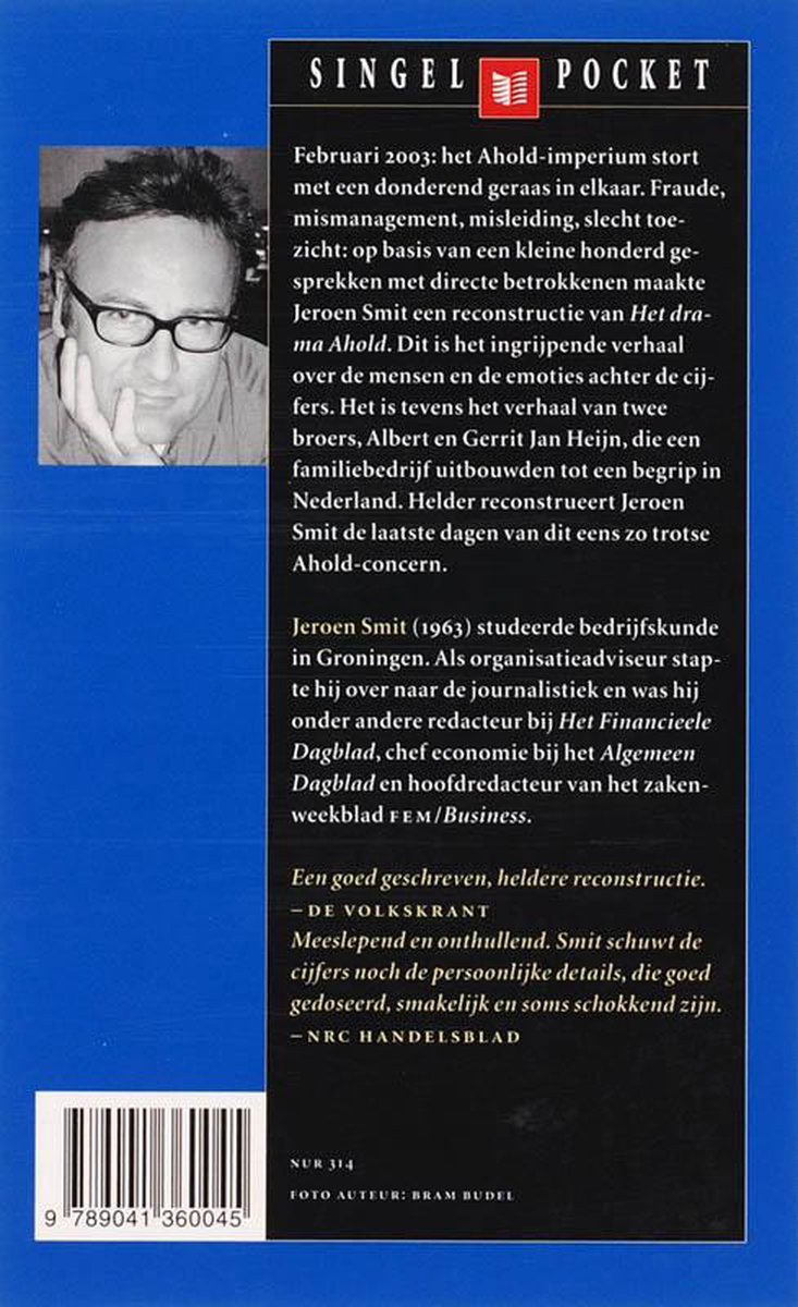 Zwart-wit portret van een man met bril, kijkend naar de camera. Achtergrond is een boekkaft met tekst.