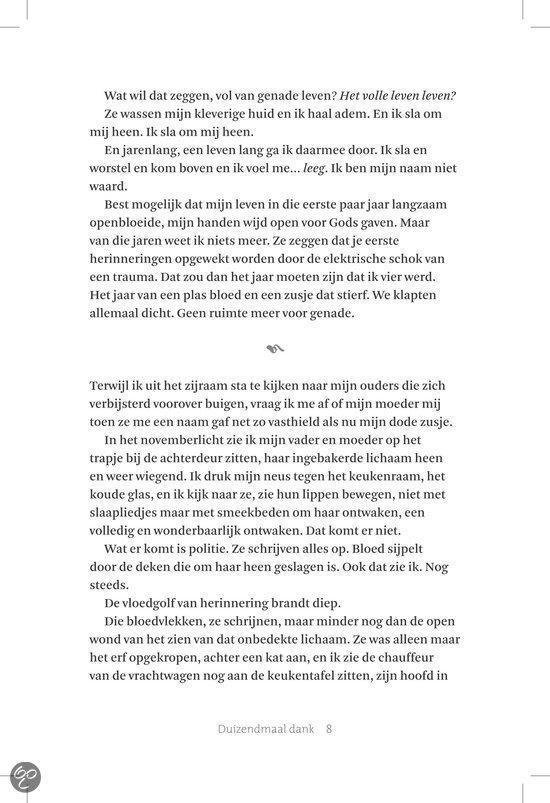 Twee kinderen op de grond, een meisje met een bloedneus en een jongen met een bloedende lip.