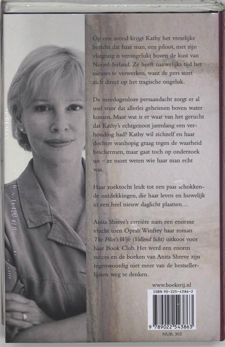 Kopie van een boek met een portret van een vrouw met blond haar en een grijs overhemd.
