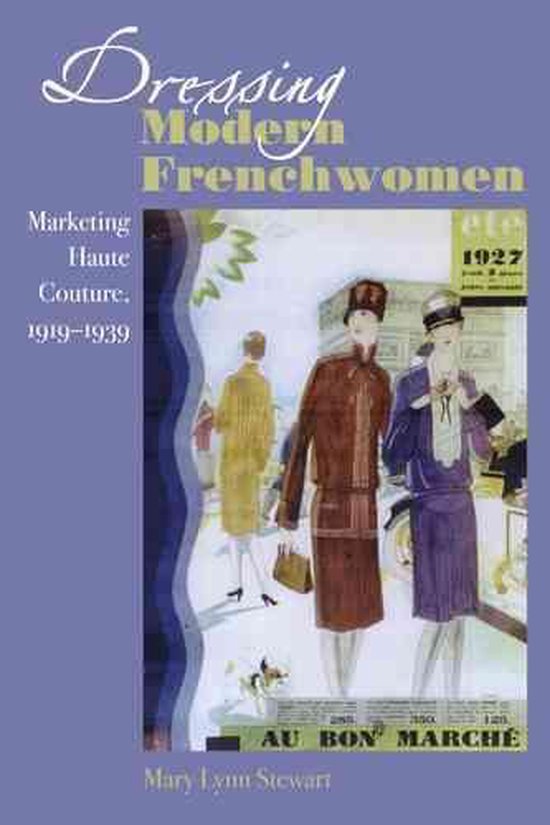 Trois femmes en mode de 1927. Celle du milieu porte un tailleur marron, celle de droite un tailleur violet. Texte : Dressing Modern Frenchwomen, Marketing Haute Couture, 1919-1939, 1927, AU BON MARCHE.