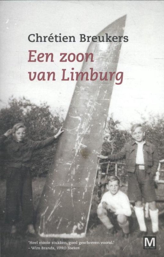 Boek "Een zoon van Limburg" met Chretien Breukers, met een vliegtuigonderdeel en drie kinderen.