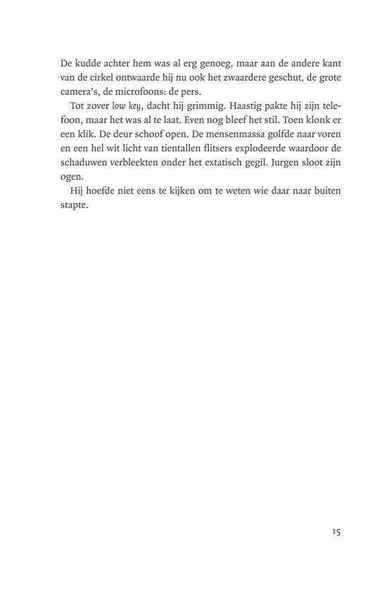 Tekstpagina uit een boek met de titel 'Kalf'. De tekst beschrijft een situatie met fotografen en camera's, met het paginanummer 15 onderaan.