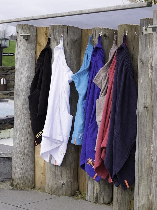 Zwarte, witte, lichtblauwe, koningsblauwe, taupe en marineblauwe badjassen hangend aan houten palen.