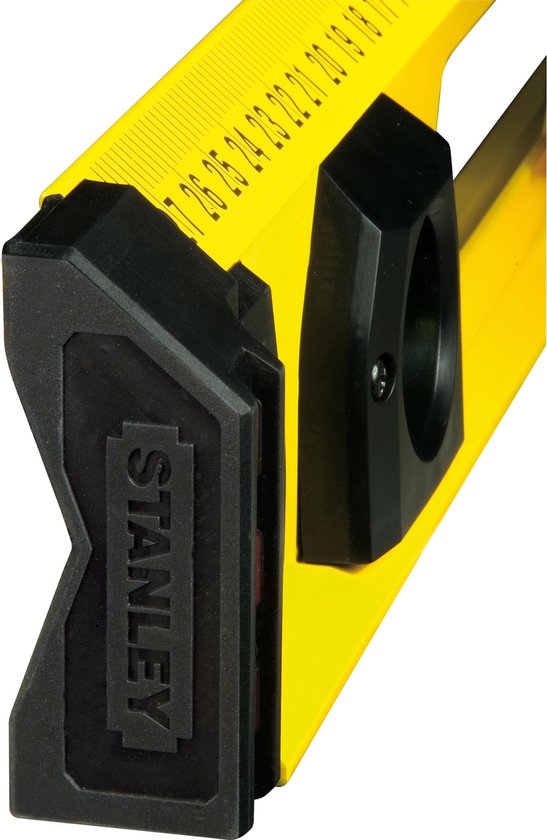 Detail van de zwarte eindkap met 'Stanley' logo op een gele Stanley FatMax waterpas.