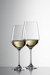Deux verres à vin transparents, remplis de vin blanc, sur fond gris.