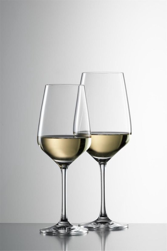 Deux verres à vin transparents, remplis de vin blanc, sur fond gris.