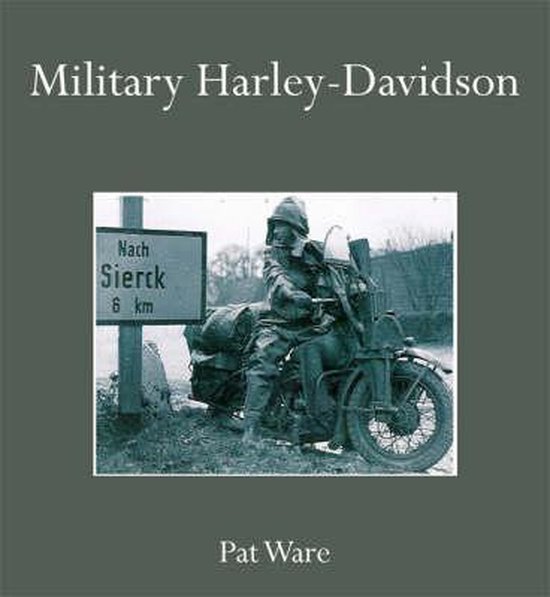 Militaire Harley-Davidson met berijder naast een bord: "Nach Sierck 6 km".