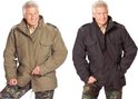 Twee mannen naast elkaar, elk in een M65 veldjas. Eén in kaki, één in zwart.