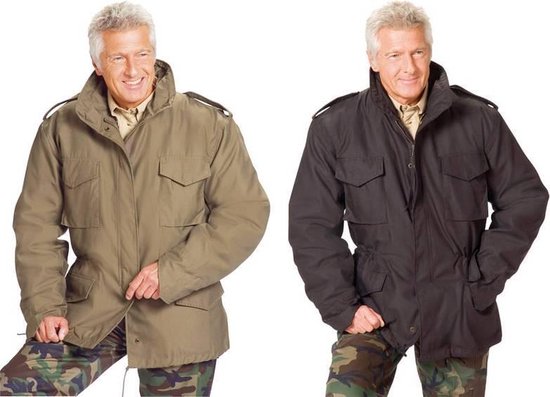 Twee mannen naast elkaar, elk in een M65 veldjas. Eén in kaki, één in zwart.