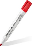 Rode Staedtler Lumocolor whiteboard marker met dop, liggend op een witte achtergrond.